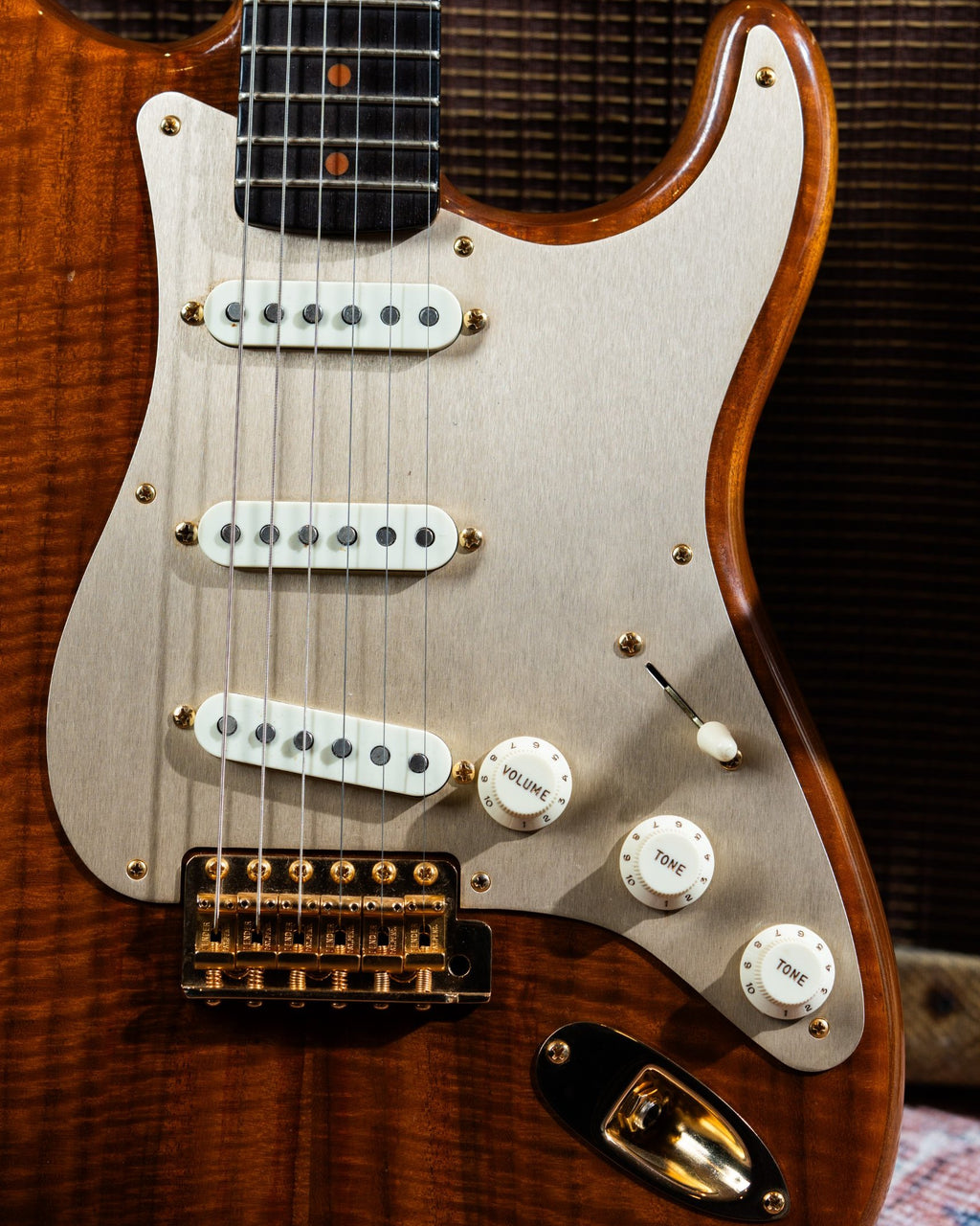 Fender Custom Shop Artisan Claro Walnut Stratocaster 2018